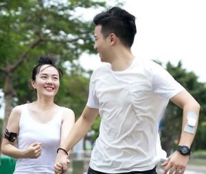 pareja-usando-masajeador-de-xiaomi-en-los-brazos