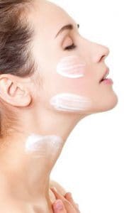 aplicación de crema antimanchas para cara y cuello