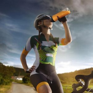 ciclista bebiendo un batido proteico