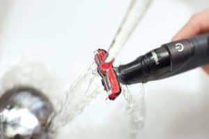 limpieza facil bajo el agua de una afeitadora