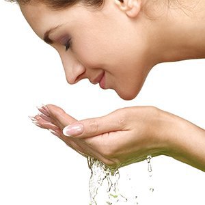 lavar la cara con agua