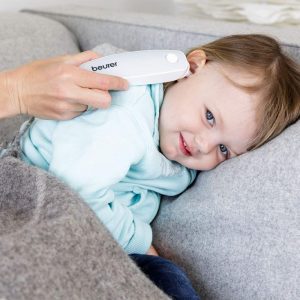 midiendo temperatura de bebe por el oido