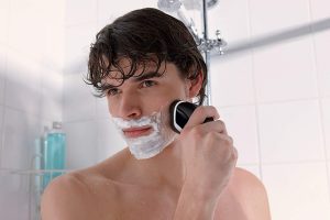 chico usando maquina de afeitar bajo el agua