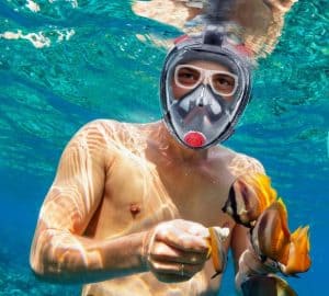 chico con mascara de snorkel completa bajo el agua