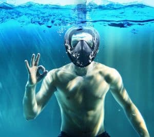 chico en el agua con máscara de snorkel puesta