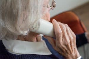 abuela usando móviles para personas mayores