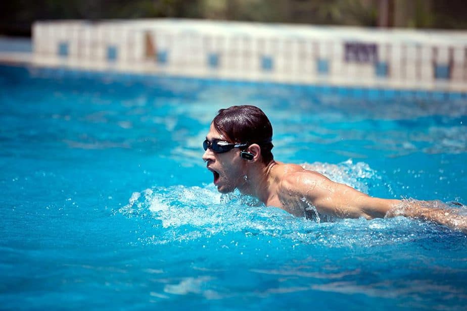 persona usando auriculares para nadar
